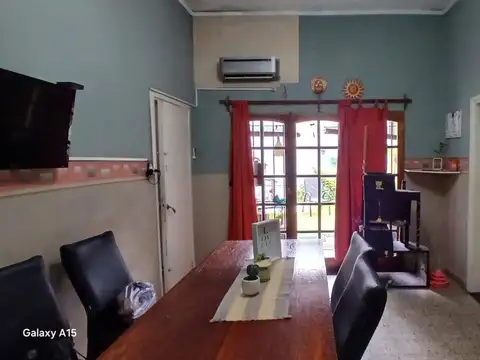 Casa 8 ambientes con 2 baños