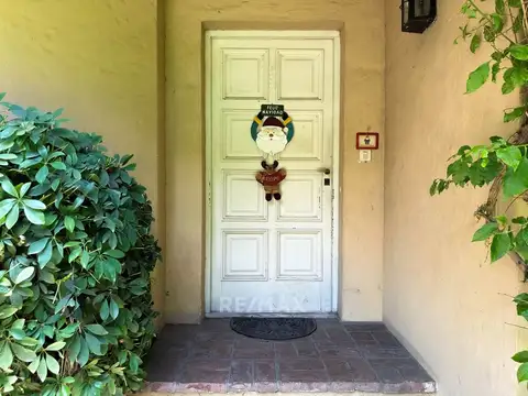 Casa 5 ambientes con 4 baños