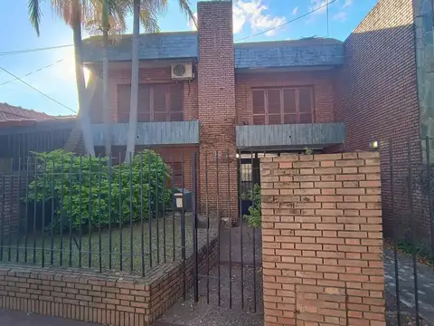 Casa con pileta y gran jardín en Alberdi