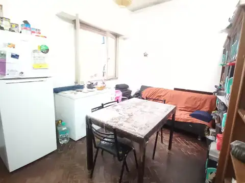 A metros de Parque Centenario, 3 ambientes al frente 2 piso x escalera, bajas expensas
