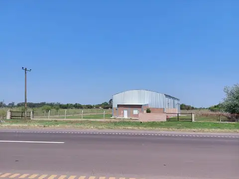 Galpón a estrenar sobre autovía Ruta 16 en venta!
