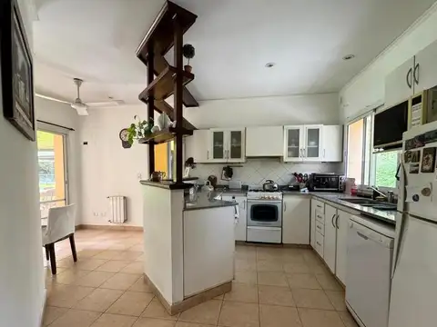 Venta casa B° Cdo Los Berros, Lote 1800 mts²