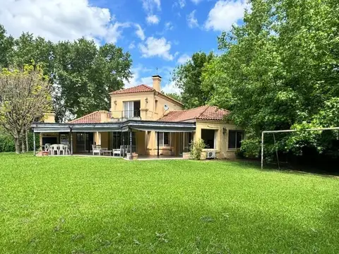 Venta casa B° Cdo Los Berros, Lote 1800 mts²