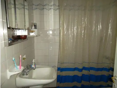 VENTA DE CASA MULTIFAMILIAR DE CUATRO AMB. Y FONDO LIBRE 