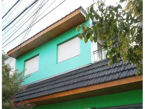 VENTA DE CASA MULTIFAMILIAR DE CUATRO AMB. Y FONDO LIBRE 