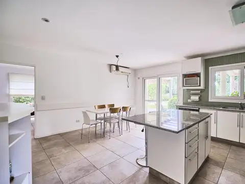 Casa 6 ambientes con 3 baños