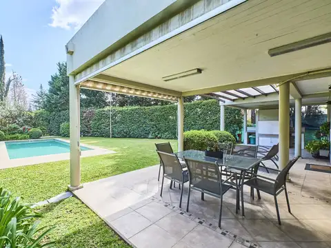 Venta de Casa 6 ambientes en Grand Bourg Barrio Santa Maria de los Olivos