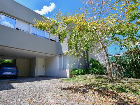 VENTA CASA DE 3 DORM, PARQUE Y PILETA. APTO BANCO.