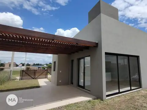 Casa 4 ambientes con 2 baños