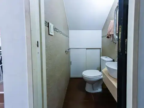 Casa 6 ambientes con 2 baños