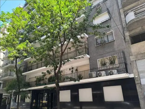 Uriburu entre Juncal y Arenales.  - venta - vvda o profesional  PB muy luminosa con salida a jardín.