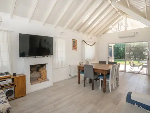 Casa 4 ambientes con 2 baños