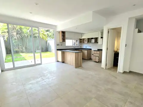 Casa en Alquiler con 2 cocheras