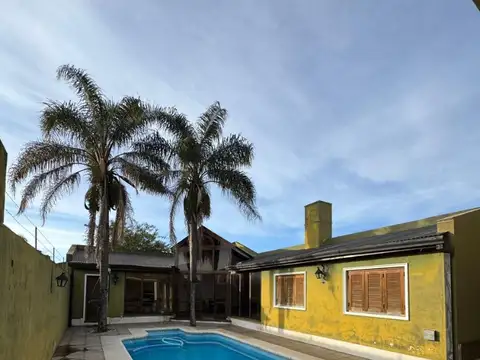 Amplia casa con pileta, Calle 27 e /17y18.
