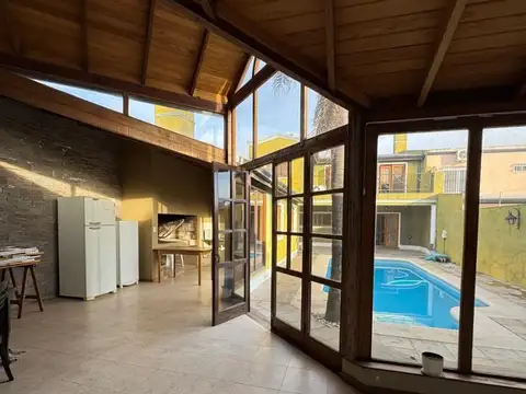 Casa amplia de muy buena construcción con amplias comodidades y pileta.