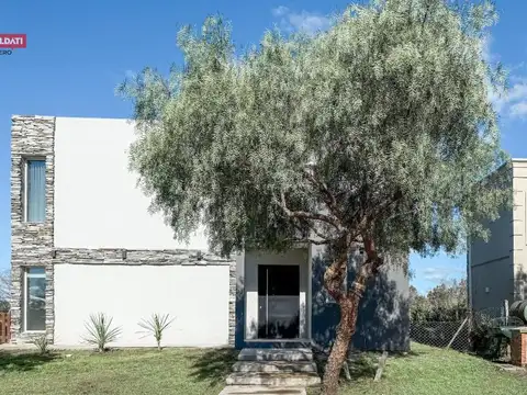 Venta - Casa de 4 Amb. en Santa Elena, Pilar del Este - Lote de 586m² con Losa Radiante y Pileta