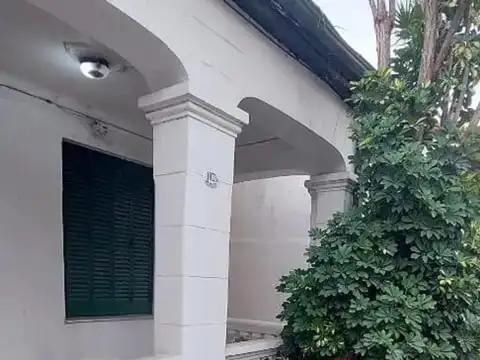 Amplia casa de estilo ingles en excelente zona.