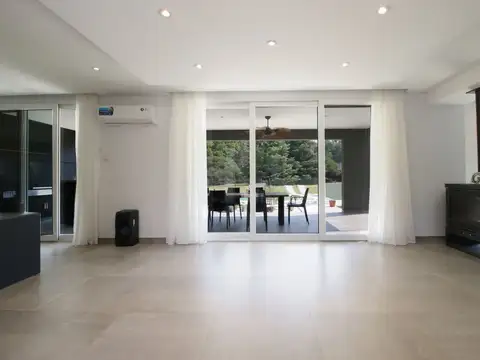 Casa en Alquiler con 2 cocheras