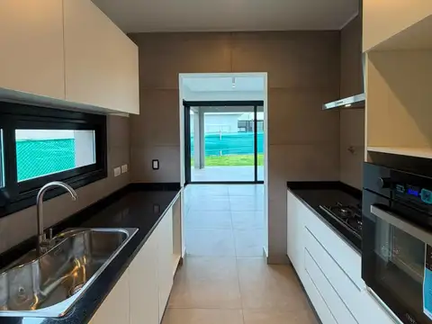 Casa 5 ambientes con 3 baños