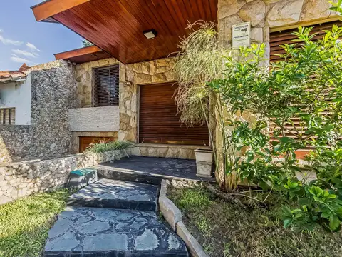 CASA 6 AMBIENTES EN CASTELAR APTA CRÉDITO