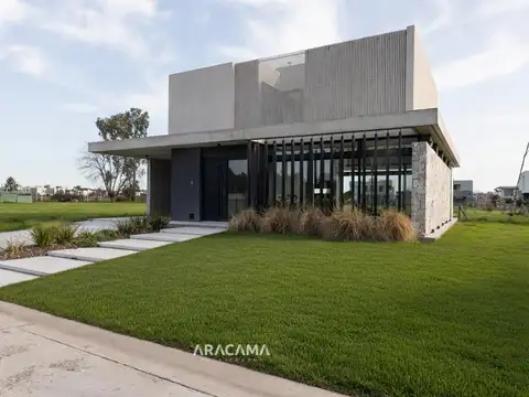 Casa en Venta en el Barrio Privado Canning Chico - Canning