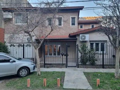 Casa de 5 ambientes con cochera en venta, en Martínez