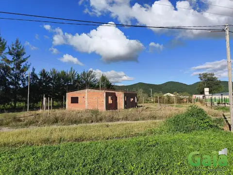TERRENO ESQUINA CON OBRA EN URBANIZACION LA SECUNDINA CERRILLOS