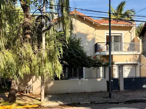 CHALET 3 DORM, SUITE, FONDO Y GARAGE - INMEJORABLE UBICACIÓN