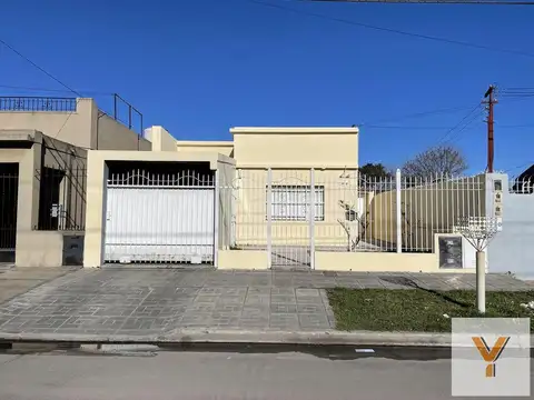 Casa en venta - 2 Dormitorios 1 Baño 1 Cochera - 259mts2 - Bernal  