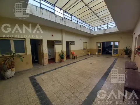 Casa 14 ambientes con 3 baños