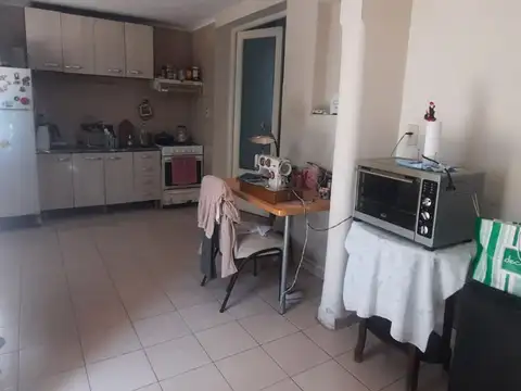 Casa 9 ambientes con 2 baños