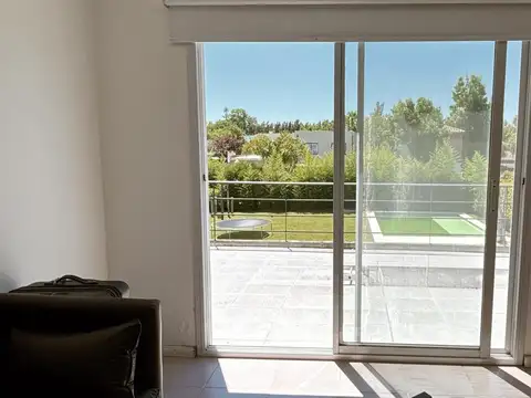 Casa en Alquiler con 2 cocheras