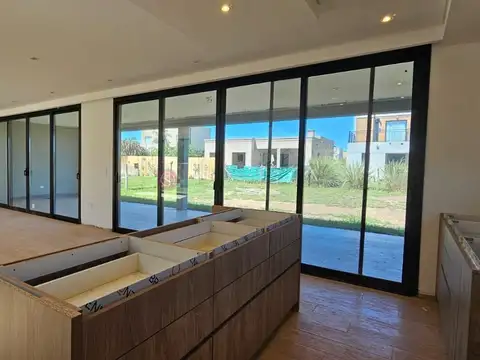 Casa 4 ambientes con 3 baños