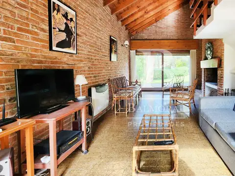 Casa 4 ambientes con 2 baños