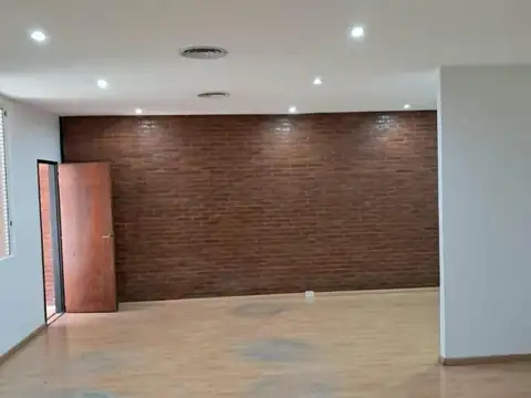 Oficina en Alquiler con 1 cochera