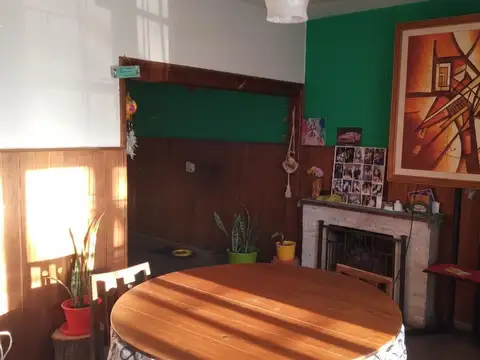 Casa de dos dormitorios, patio y cochera