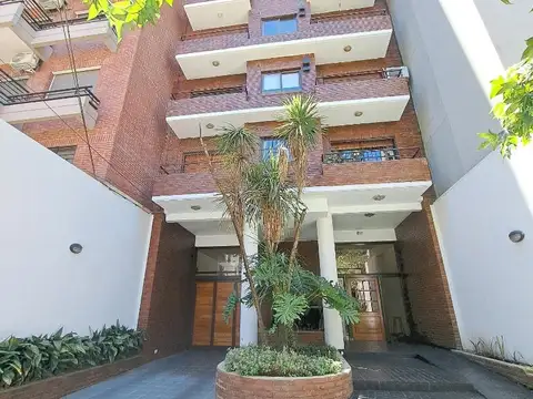 Alquiler. Quilmes ctro. Semipiso 2 amb c/ cochera y baulera.