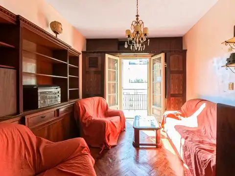 VENTA DEPARTAMENTO ANTIGUO DE  4 AMBIENTES CON DEPENDENCIA