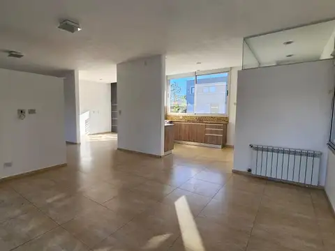 Casa en Alquiler con 2 cocheras