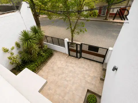 Venta casa Tres cruces con cochera y jardin