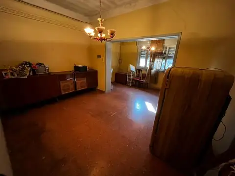 Casa en venta - 2 Dormitorios 1 Baño - Cocheras - 200Mts2 - Temperley