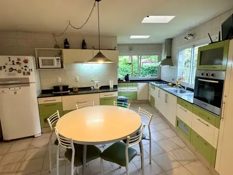 Casa en Venta con 3 cocheras