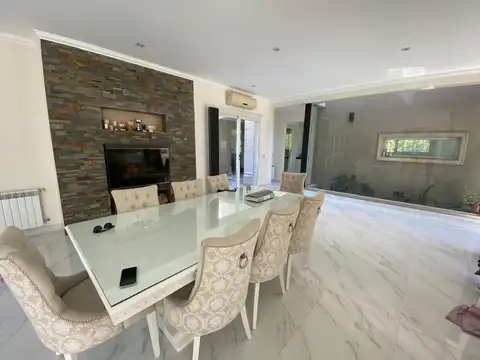 Casa 8 ambientes con 4 baños