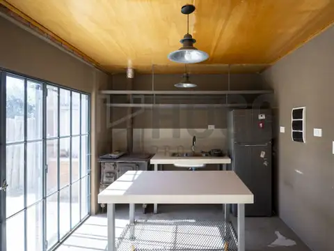 Casa Duggan - diseño industrial tipo loft con gran jardin