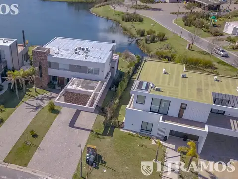 Casa en Venta con 2 cocheras