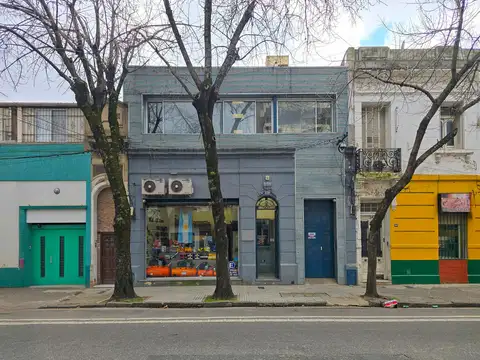 Local comercial con deposito y oficinas en Lourdes