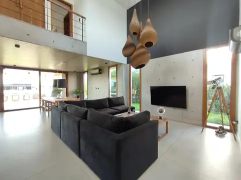 Casa 5 ambientes con 4 baños