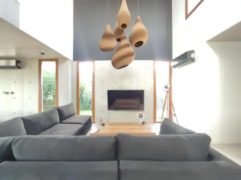 Casa en Venta con 4 cocheras