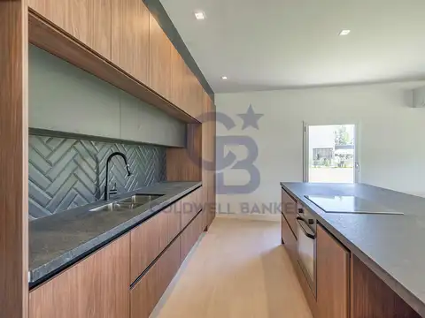 Casa 5 ambientes con 4 baños