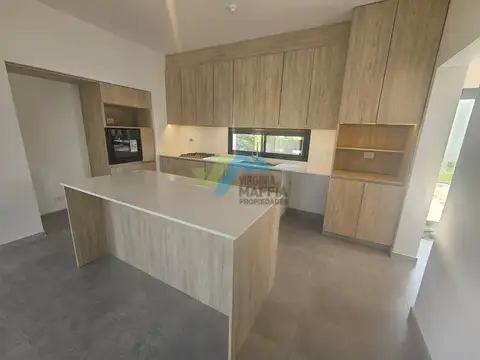 Casa en Venta con 3 cocheras